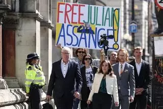 La Justicia británica frena la extradición de Assange a EEUU y le permite volver a recurrirla