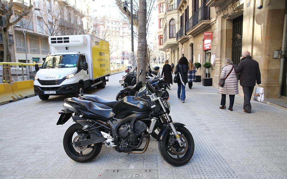 Avisos i possibles multes miren d’aturar la proliferació de motos mal aparcades a la superilla de Barcelona