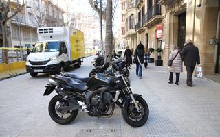 Avisos y posibles multas tratan de atajar la proliferación de motos mal aparcadas en la Superilla de Barcelona