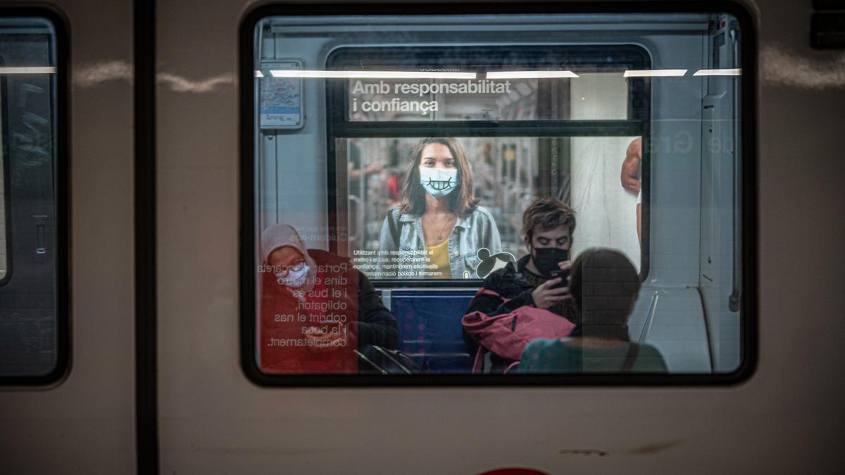 Barcelona 09/04/2021 BarcelonaAyuntamiento, AMB y ATM presentan actuaciones para minimizar riesgos de contagio en el transporte público.Advertencia covid metro.AUTOR: Manu Mitru.