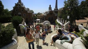 Puerta del Park Güell en la calle Olot, con la escalinata del dragón, la Casa del Guarda a la izquierda y la librería Laie a la derecha