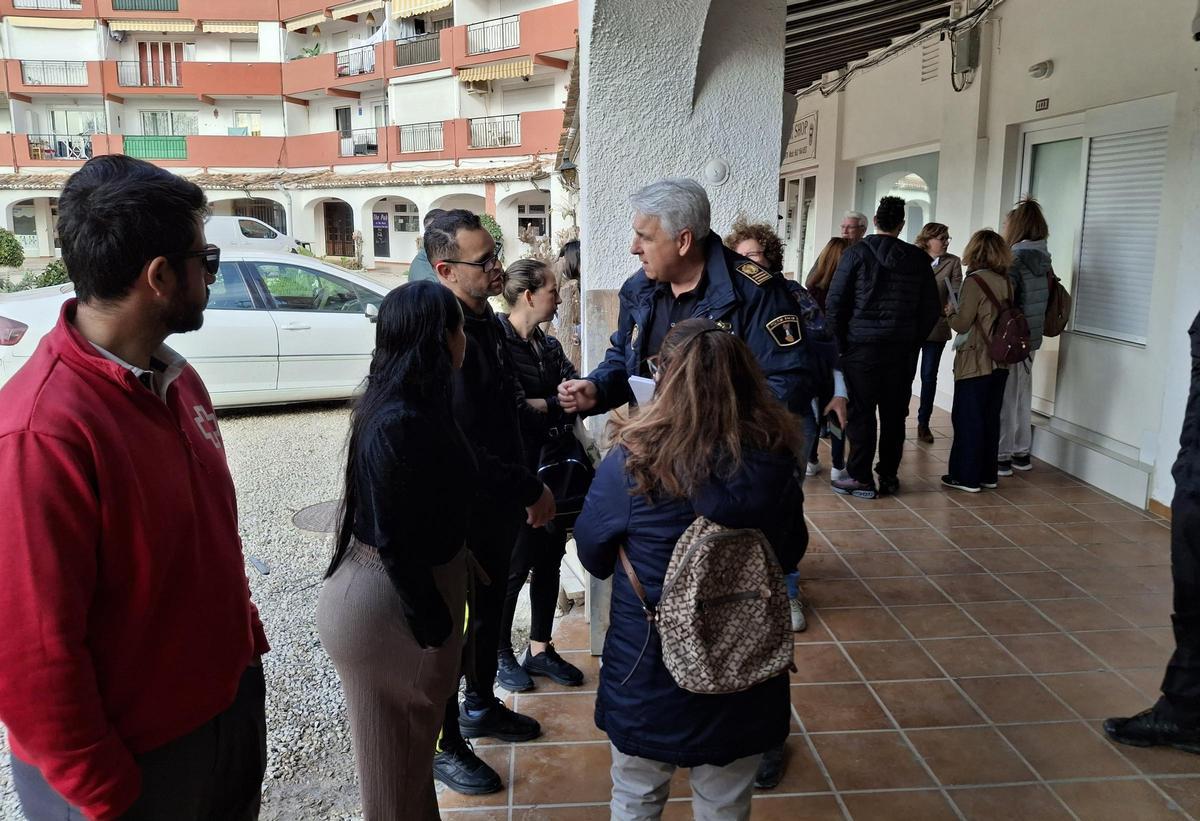 El intendente jefe de la Policía Local habla con los familiares de Gerson, uno de los fallecidos