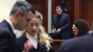 Johnny Depp y Amber Heard durante el juicio.