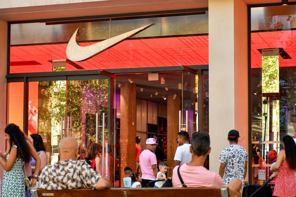 Familias de compras en Nike sobre Paseo de Gràcia este domingo.