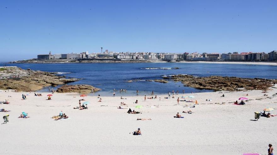 Vista de la bahía coruñesa desde la playa de Riazor.