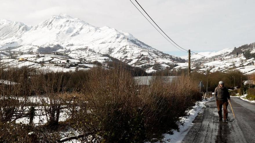 Preciosa estampa con la nieve en el embalse de los Alfilorios