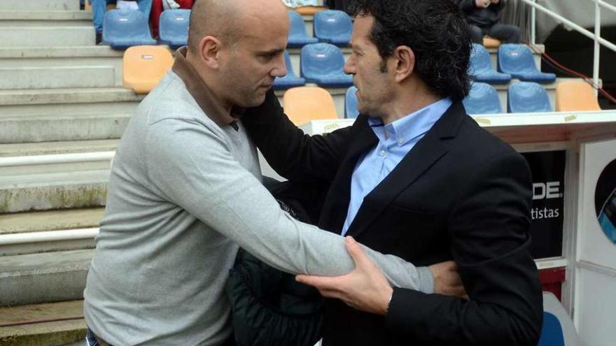 Luisito saluda al entrenador rival, Javi Rozadas, ayer en Pasarón. // Rafa Vázquez