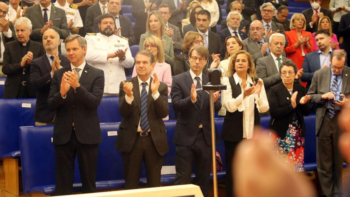 En primera fila, Miñones, Caballero, Corgos, Silva, Álvarez y Díez de Castro. Detrás, el obispo, el delegado de Zona Franca y el comandante naval, entre otros invitados. 