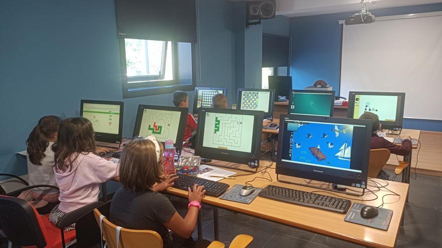 Niños en aulas de formación digital CeMIT