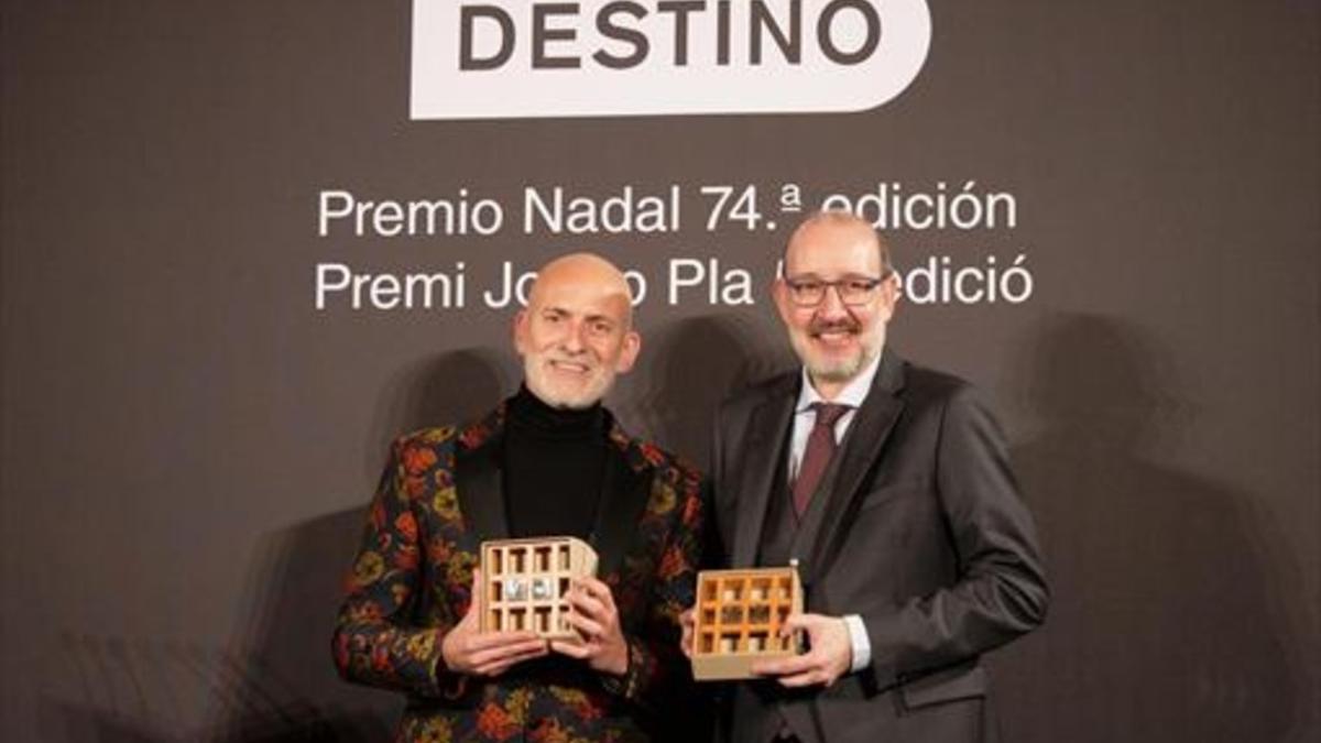 Alejandro Palomas (izquierda), ganador del Nadal, junto a Antoni Bassas, ganador del Pla..
