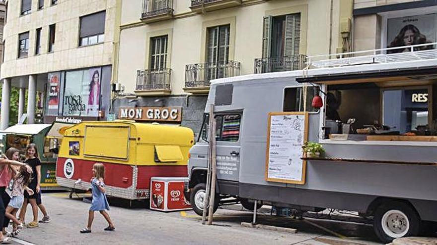 A primera hora de la tarda la gent va acostar-se amb comptagotes a la zona de &#039;food trucks&#039; de la Muralla