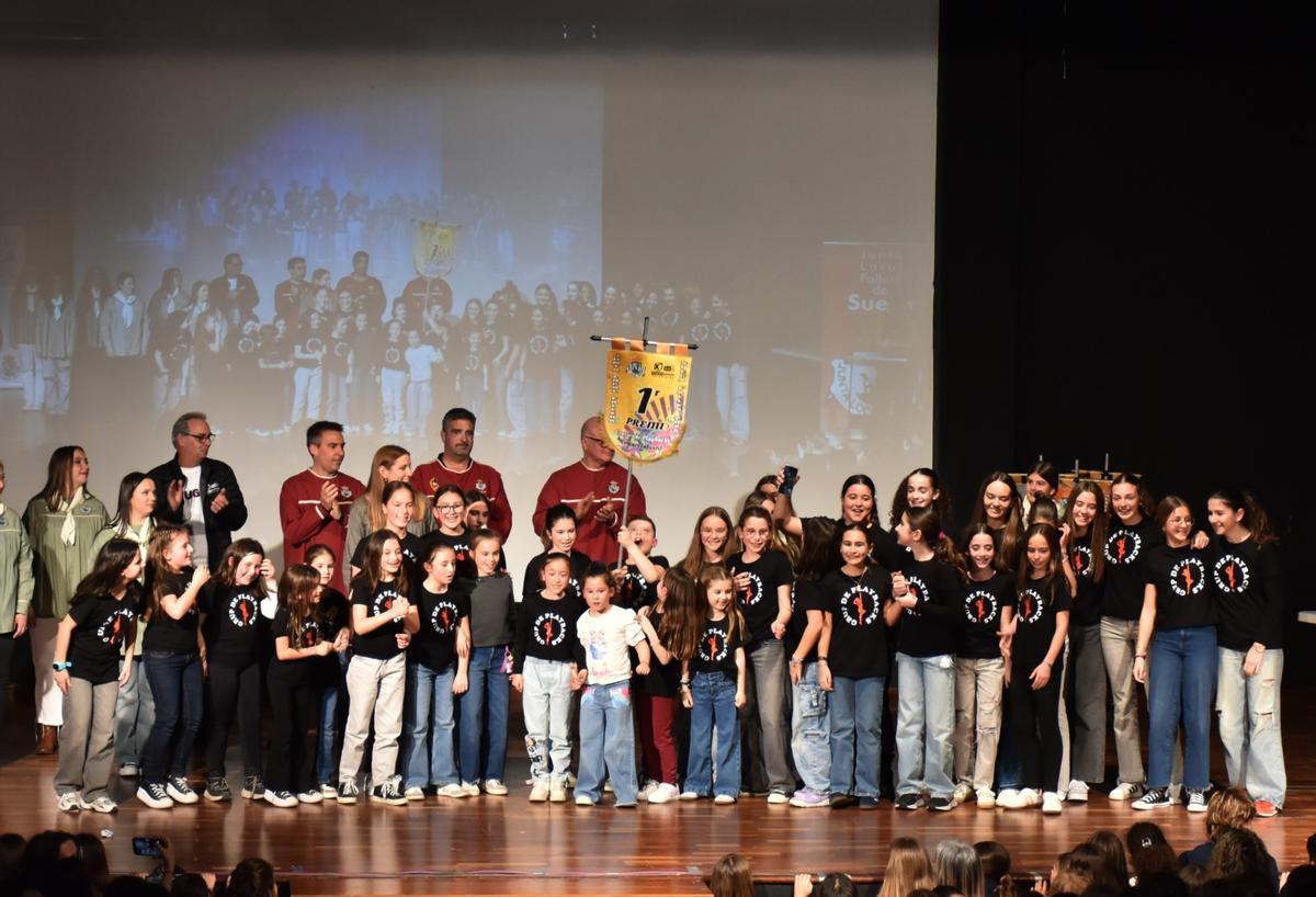 Integrantes de la comisión infantil del Mercat que recogieron su primer premio.