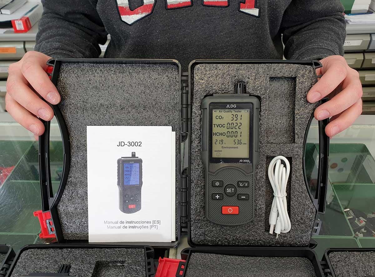 Pedro muestra el medidor de CO2 modelo de JD-3002 que vende en la tienda Electroson