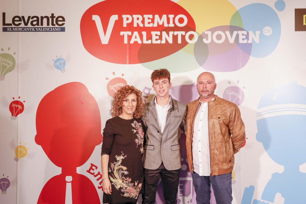 Los invitados posan en el photocall de los premios Talento Joven CV.