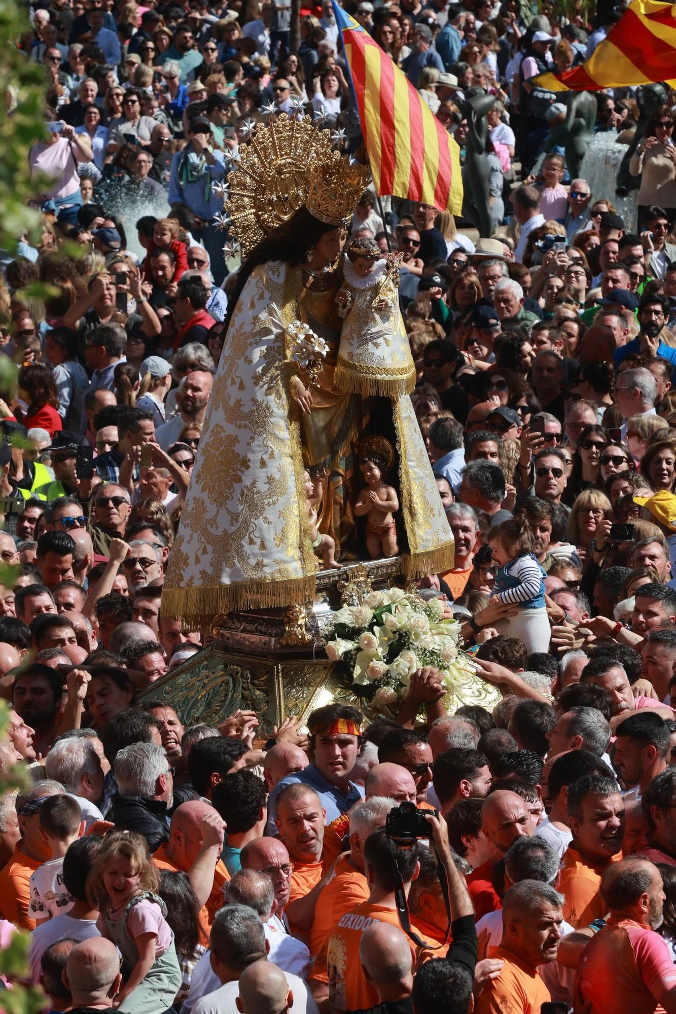 FOTOGALERÍA | Una multitud arropa a la Virgen de los Desamparados en su traslado a la Catedral