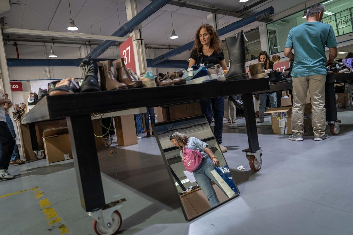 Ambiente en el outlet efímero de la cadena de zapaterías Casas, que ofrece descuentos en marcas como Converse, Aro o Camper, en Barcelona, el 22 de octubre de 2025.