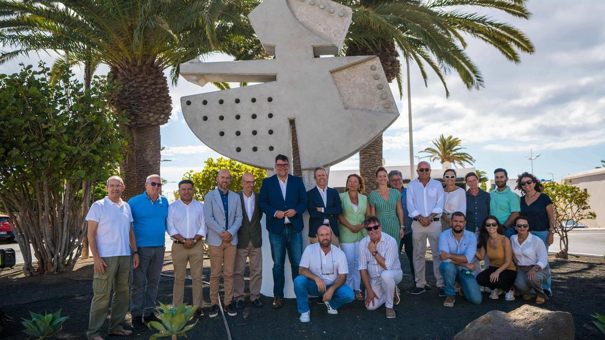 La escultura &#039;Alisio&#039; instalada en Playa Honda conmemora los 50 años de Horinsa.