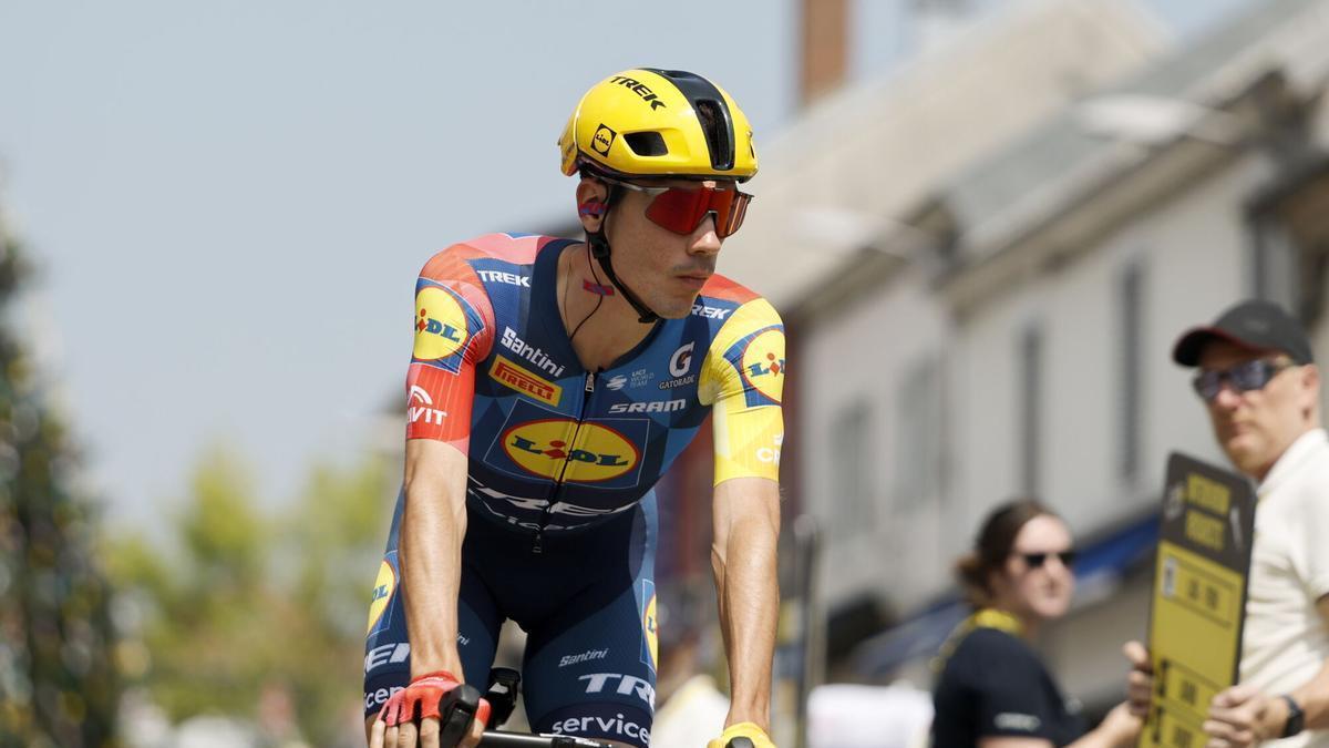 CHAMPAGNOLE (France), 19/07/2026.- Spanish cyclist Juan Ayuso of Lidl-Trek at the sign-on ceremony ahead of Stage 15 of the Tour de France, a 183.9 km route from Champagnole to Plateau de Solaison, France, 19 July 2026. (Ciclismo, Francia) EFE/EPA/GUILLAUME HORCAJUELO