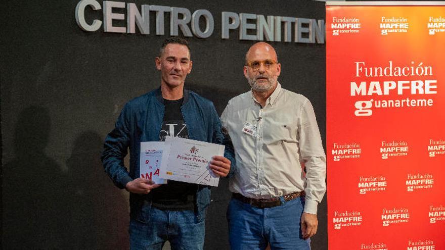 El cineasta Luis Roca entrega el primer premio del concurso.