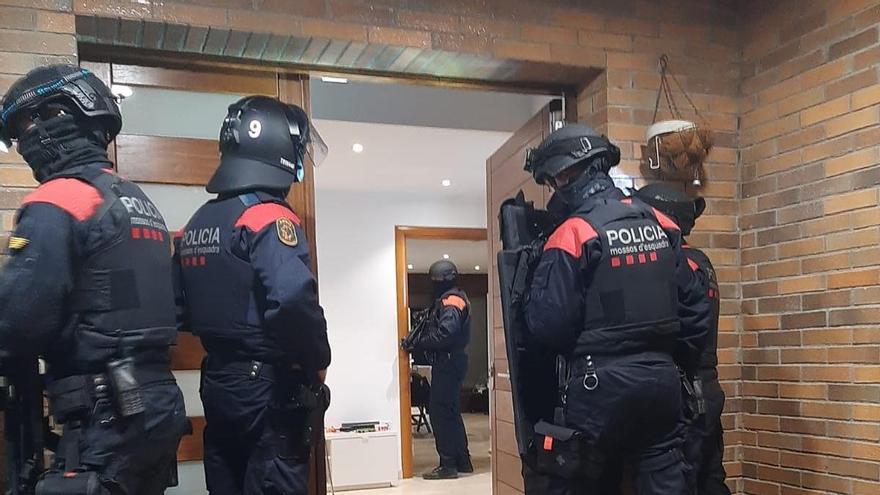 Detinguts dos dos homes per cultivar marihuana en una casa de La Torre de Claramunt