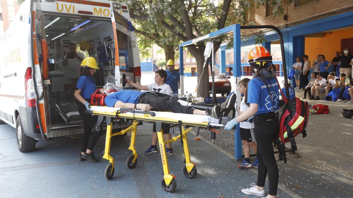 Demostración práctica de los alumnos de grado medio de Emergencias Sanitarias en el CPC Santo Domingo de Silos