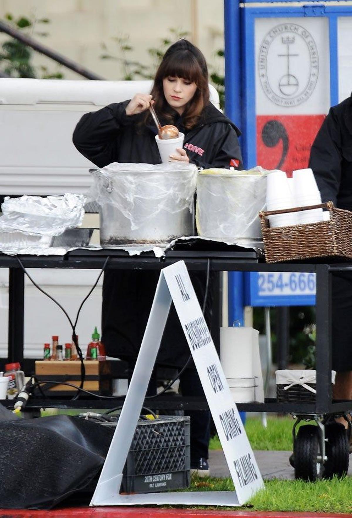 Zooey Deschanel comiendo