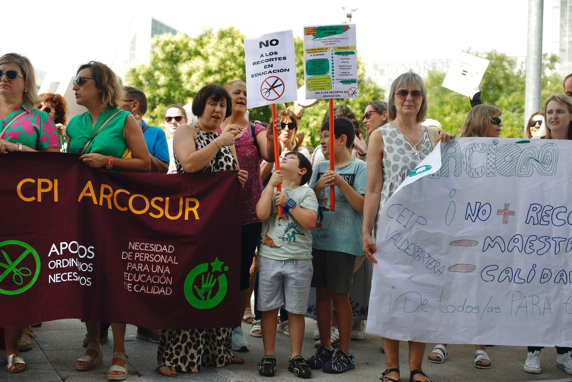 En imágenes | Concentración frente al departamento de Educación del Gobierno de Aragón