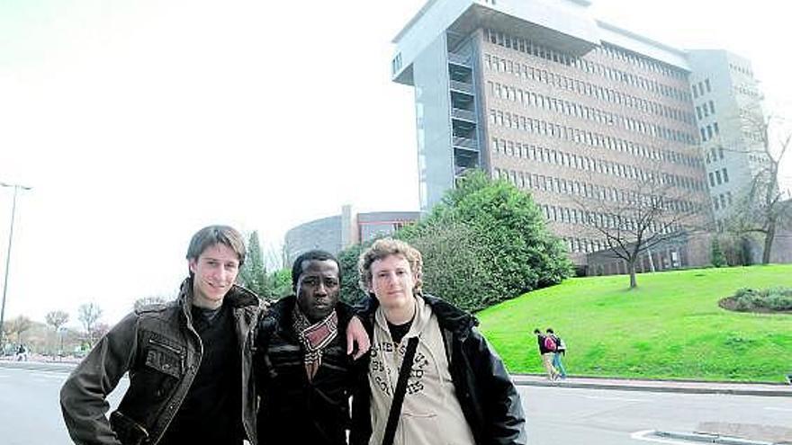 Samson Akanbi, ayer, en el campus del Cristo, entre sus amigos Michele (izquierda) y Edoardo.