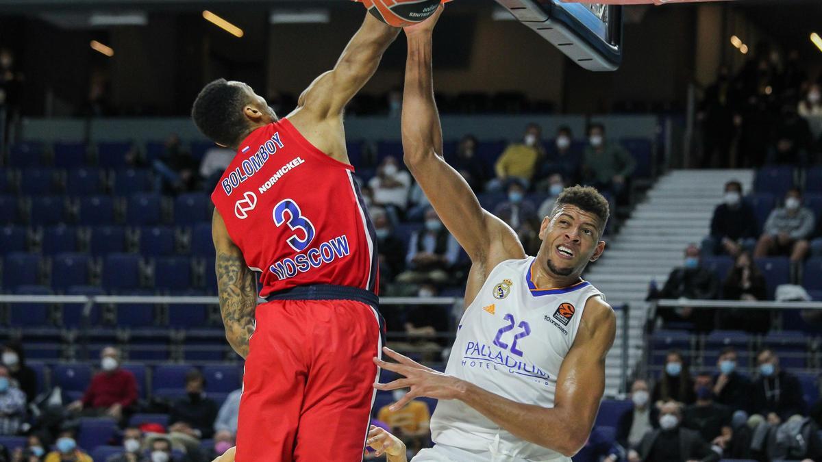 Bolomboy y Tavares se disputan la pelota durante el partido.