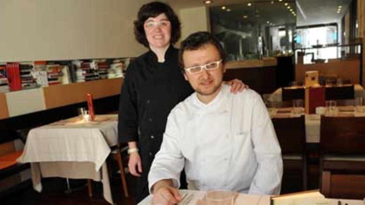 Meritxell Caballé y Mirko Carturan, de oficio, cocinero, en su restaurante de Caldes de Montbui. Foto: ANNA MAS