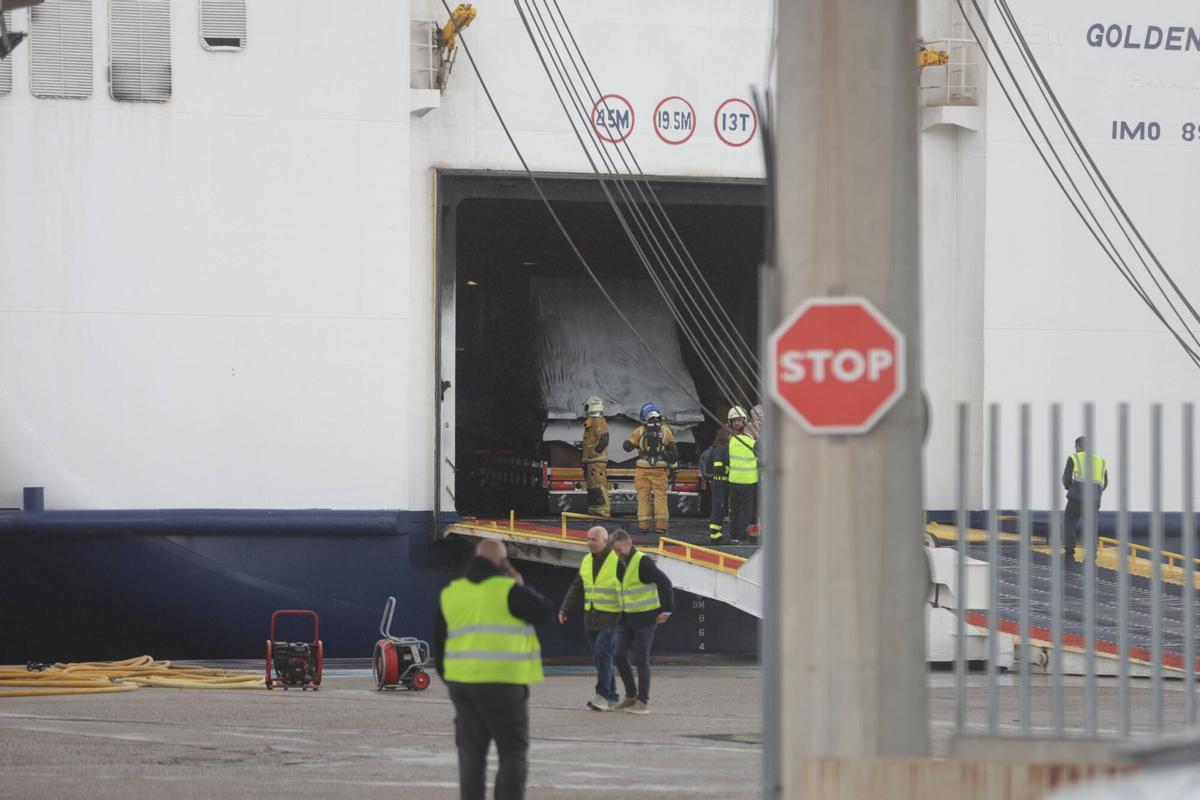 FOTOS | Nuevo incendio en la bodega de un ferry que cubría la ruta Barcelona-Palma FOTOS | Nuevo incendio en la bodega de un ferry que cubría la ruta Barcelona-Palma