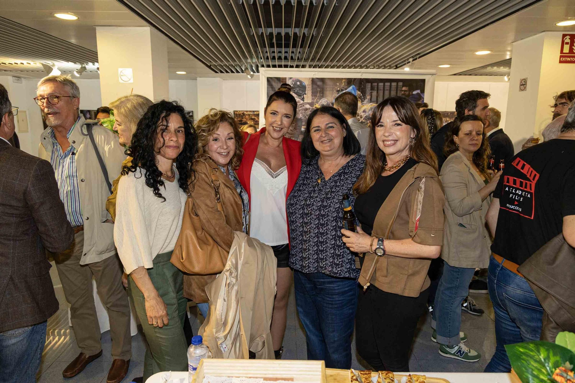 lleno total en la inauguración de INFotoperiodistas 2024,. un año de fotografía de prensa en Alicante