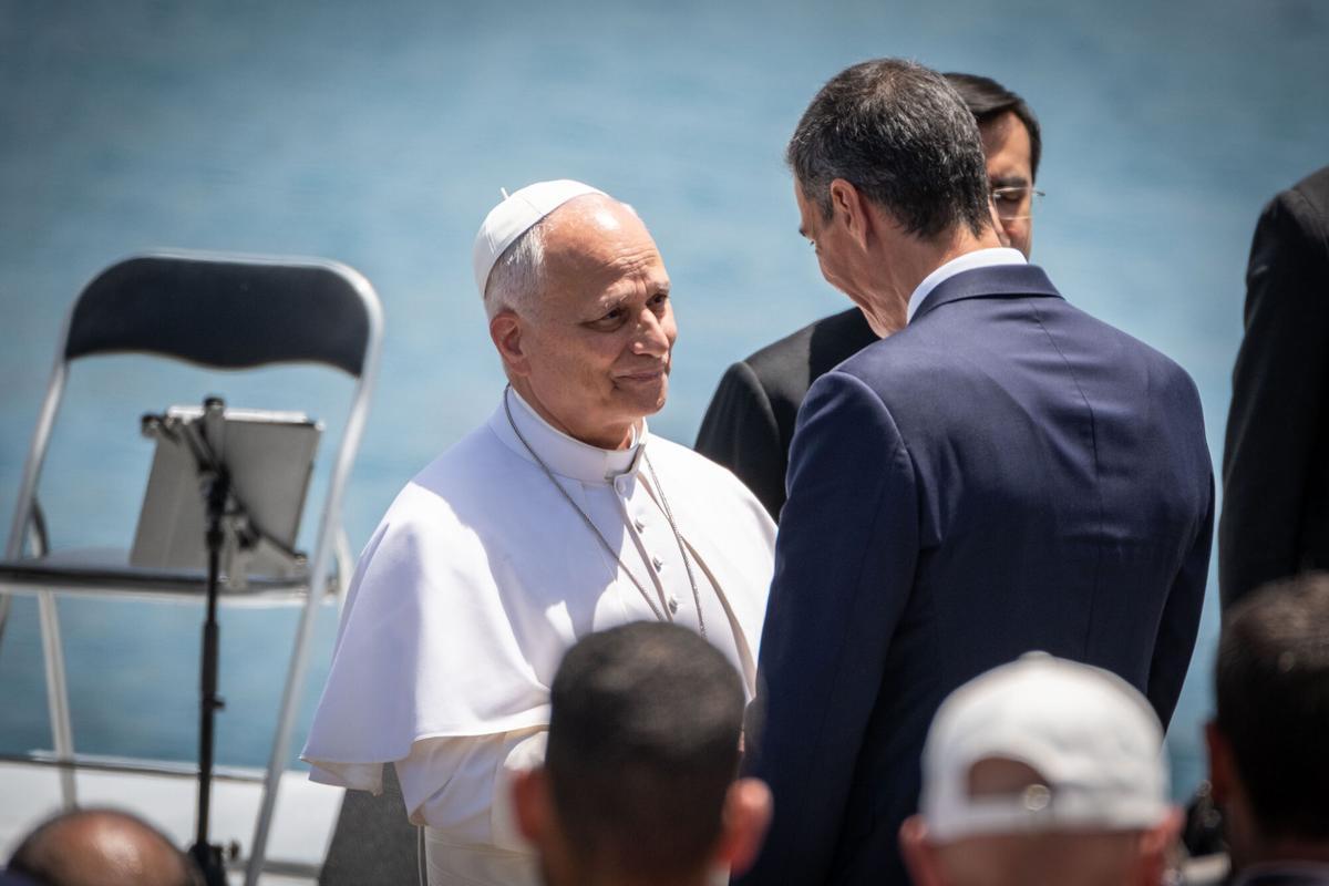 El papa saluda a Pedro Sánchez en Arguineguín.