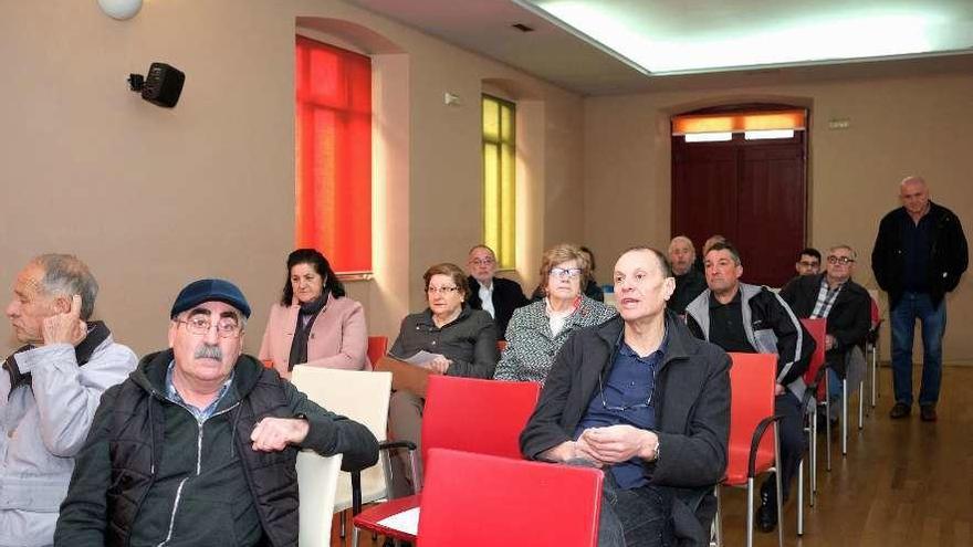 El Alcalde, en la segunda fila, se dirige a los militantes en la asamblea celebrada ayer.