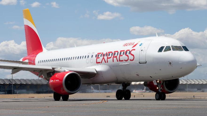 Un avión de la compañía Iberia Express.