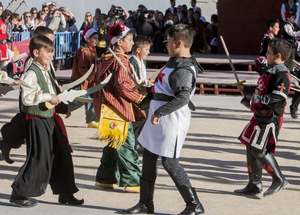 Un centenar de chavales, integrantes de las comparsas de San Vicente, celebran por segundo año la Embajada Infantil a las puertas del Castillo.