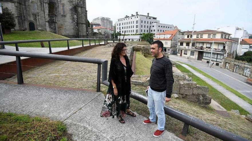 Los concejales Carme da Silva y Xaquín Moreda visitan el Campiño de Santa María. // Gustavo Santos