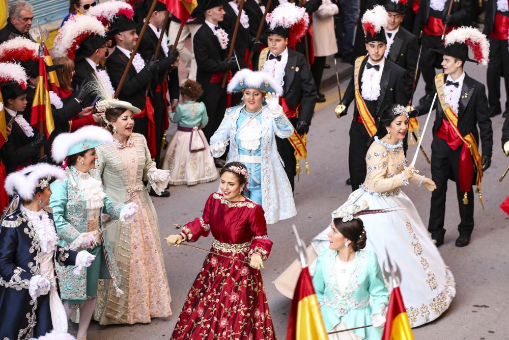 El desfile de La Entrada da la bienvenida a los Moros y Cristianos de Sax