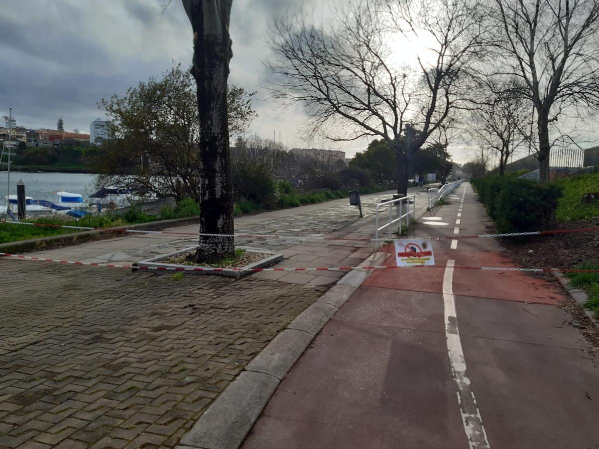 El paseo de Bouzas y su senda ciclista, también precintada.