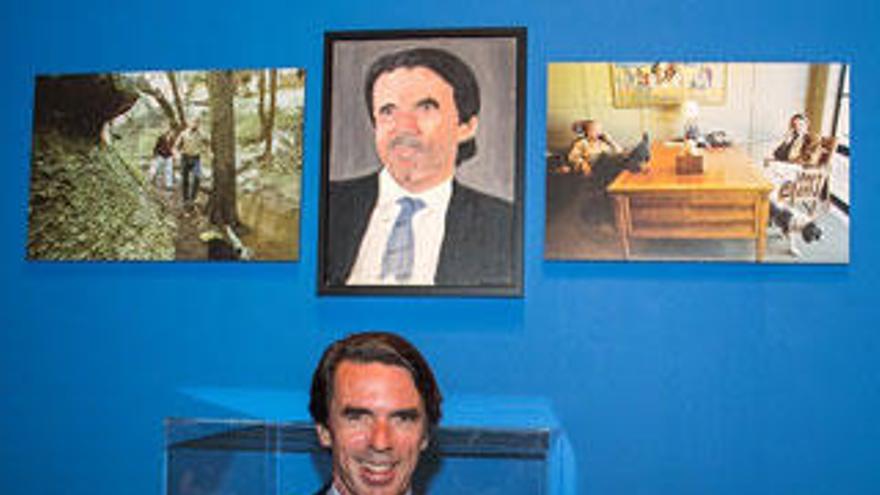 Aznar posa sonriente junto a su retrato.
