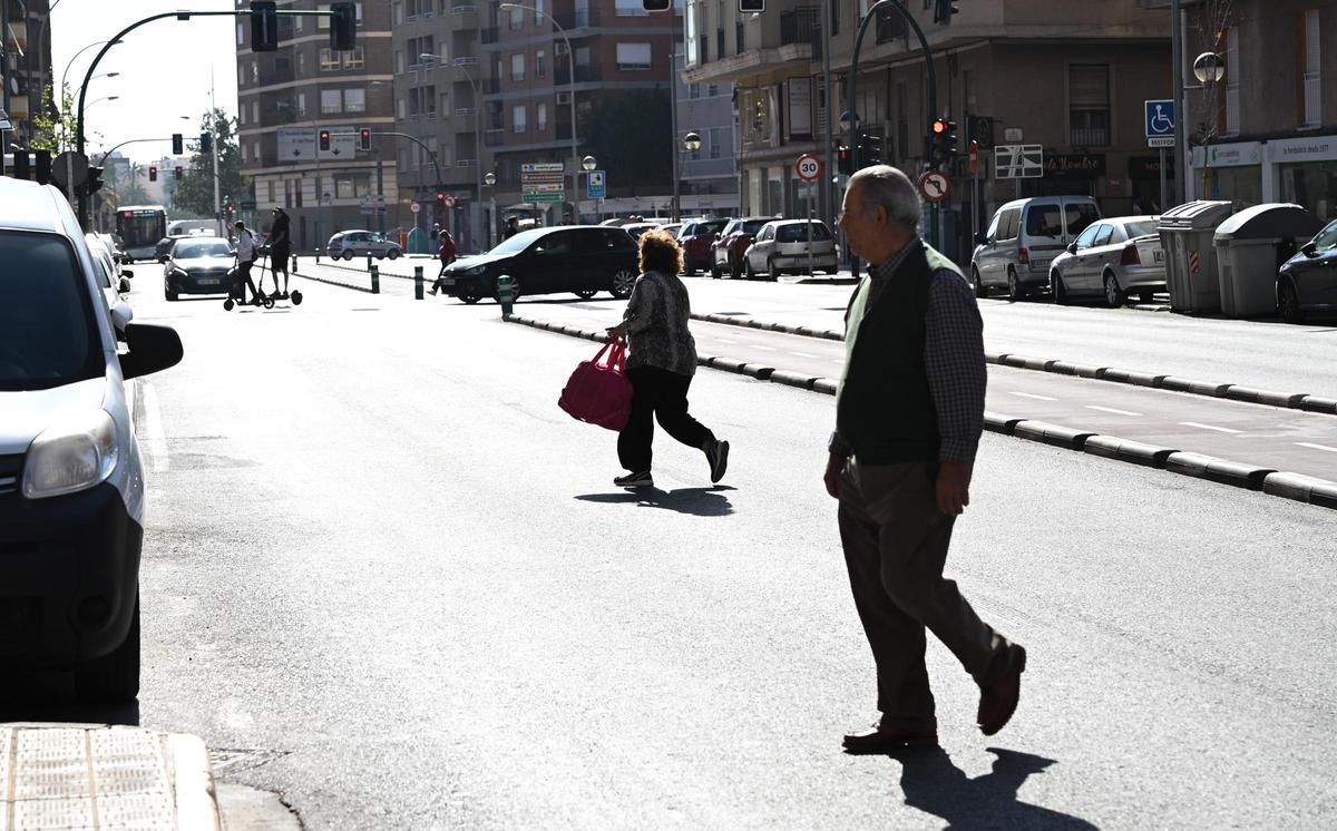 Muchos vecinos optan por cruzar la calzada por no caminar hacia los pasos de peatones
