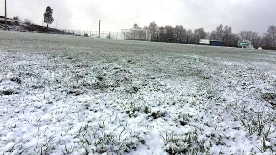 La nieve complica el tráfico en la A-52