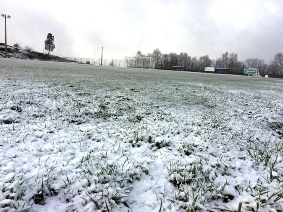 La nieve complica el tráfico en la A-52