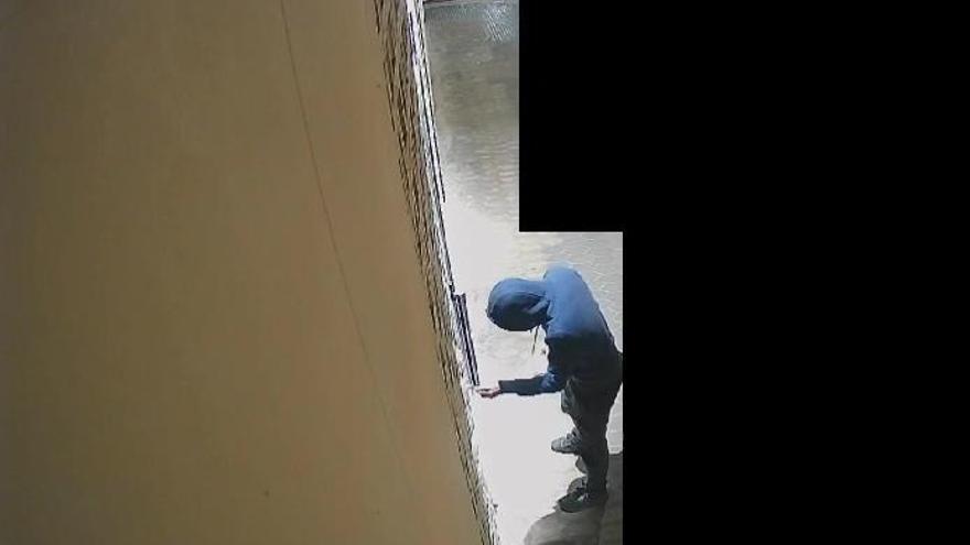 Las cámaras sorprenden a un joven vandalizando un apartamento con silicona