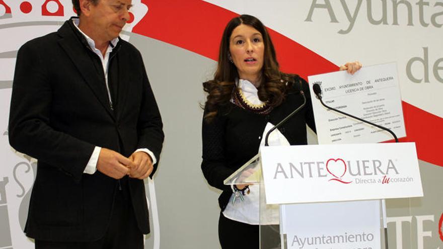 La concejal Teresa Molina, y un arquitecto municipal, durante la rueda de prensa.