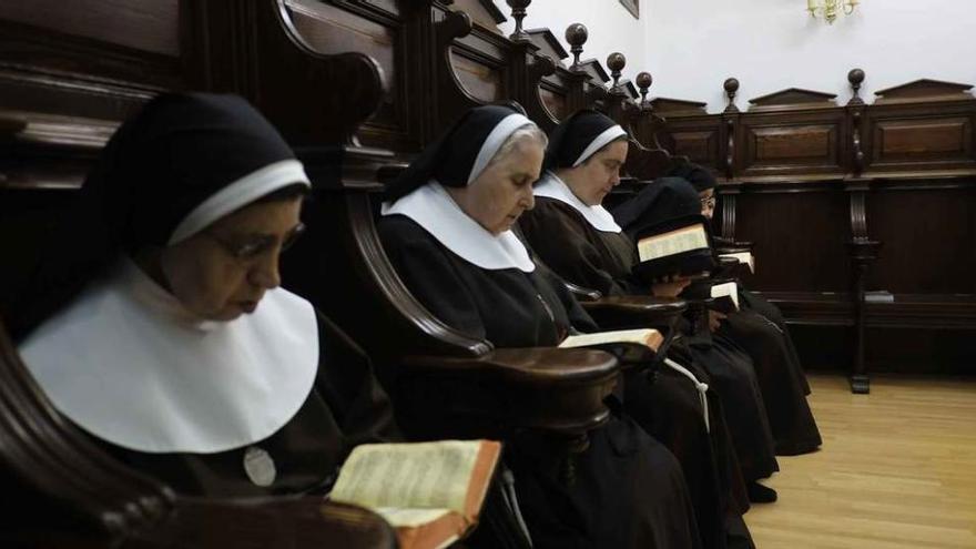 Las monjas del convento del Corpus Christi rezan durante su momento de oración.