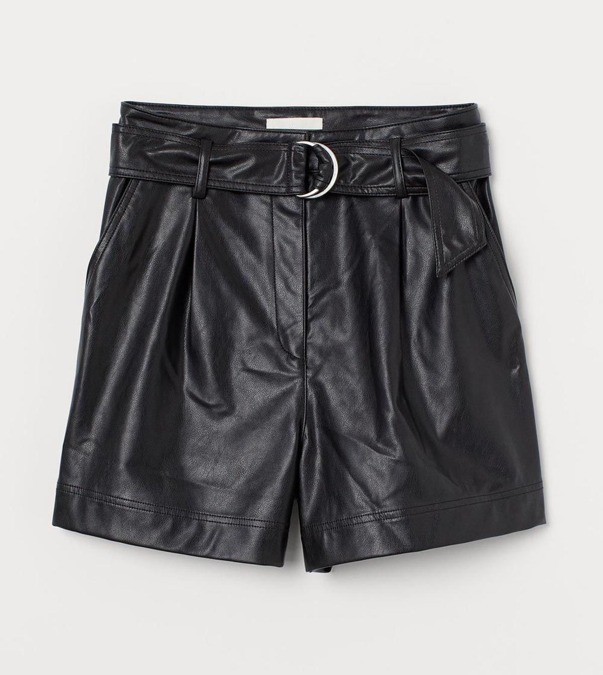 Shorts de efecto piel en negro de H&amp;M. (Precio: 29,99 euros)