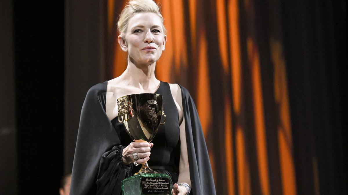 Cate Blanchett, con la Copa Volpi a la mejor intepretación femenina por 'Tár'