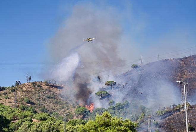 Inquietud entre los vecinos confinados por el fuego de Collserola: Nunca habíamos vivido un incendio como este