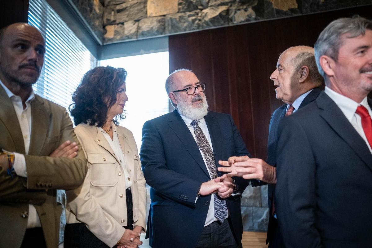 Foto de archivo de los empresarios Pedro Ortega (2d) y Pedro Alfonso (3d) ncon la consejera Matilde Asián y el portavoz del Gobierno, Alfonso Cabello (i)
